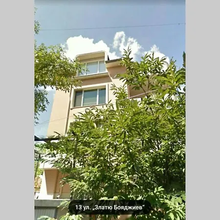 Bright And Spacious 1 Bedroom Apt With Garage. *