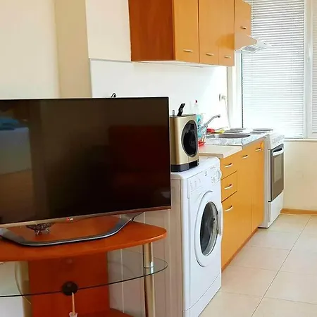 Bright And Spacious 1 Bedroom Apt With Garage. *