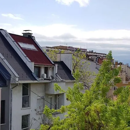 Bright And Spacious 1 Bedroom Apt With Garage.